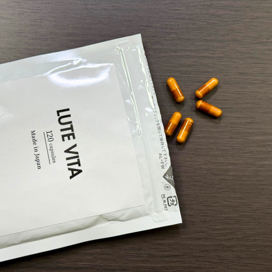 リポソームルテインサプリメントルテビタのカプセルが、パッケージから外に出ている